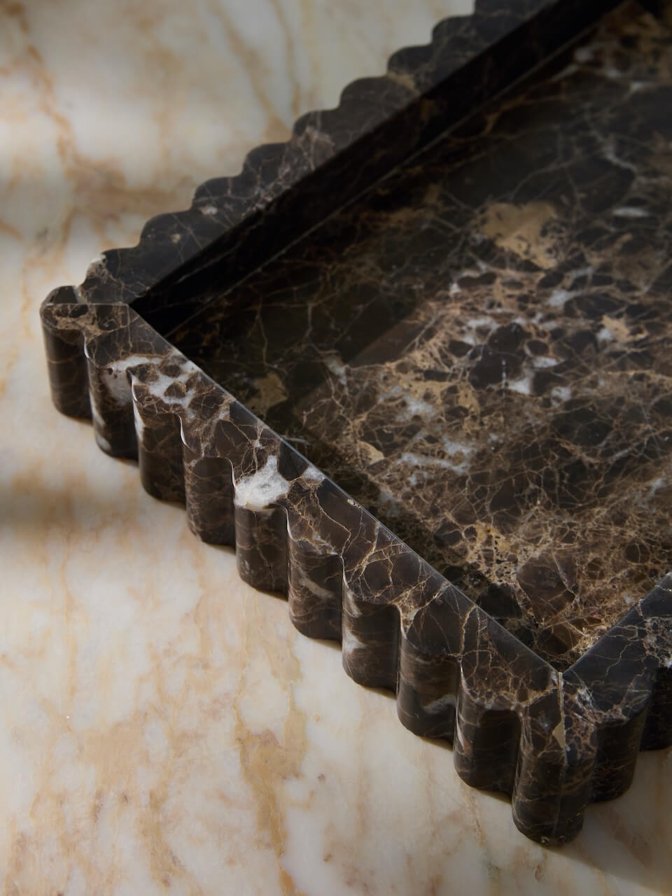 Marble-patterned tray surface with a textured edge
