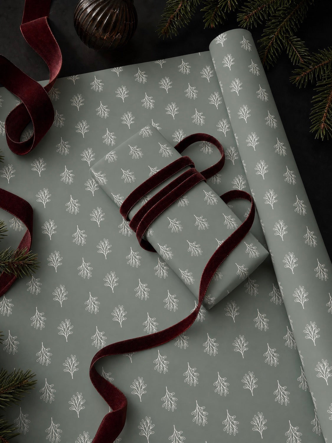 10m Green Mistletoe Wrapping Paper